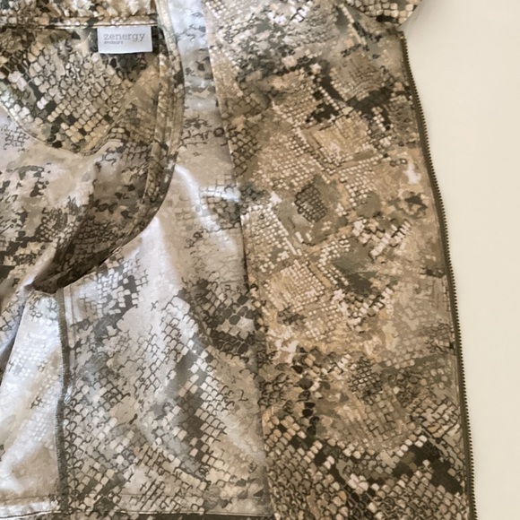 Chico's Zenergy Size 2=Medium Neema
Marissa Python print green & cream vest - Picture 12 of 14